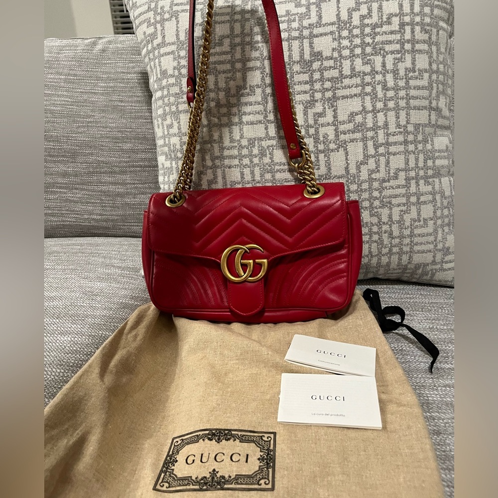 GG Marmont Medium Shoulder Bag